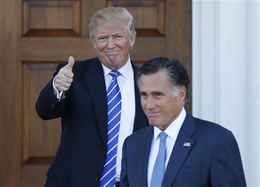 El presidente electo Donald Trump muestra su pulgar hacia arriba mientras Mitt Romney se retira al término de una  reunión entre ambos en el club de golf del magnate en Bedminster, New Jersey, el 19 de noviembre de 2016. Trump canceló bruscamente una entrevista con el diario New York Times el martes 22 de noviembre de 2016. (AP Fhoto/Carolyn Kaster)