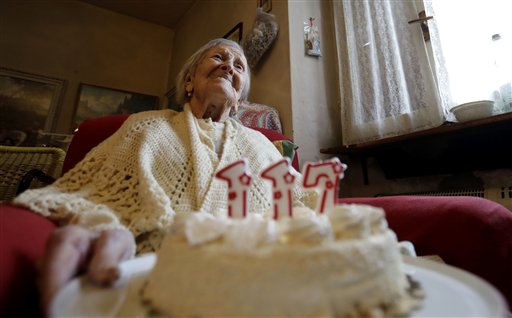 Emma Morano festeja sus 117 años en Verbania, Italia, el martes 29 de noviembre de 2016. A los 117 años, Emma es ahora la persona de más edad en el mundo. (AP Foto/Antonio Calanni)