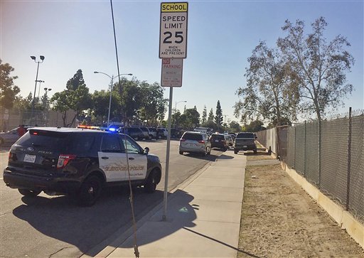 Esta fotografía proporcionada por Marco Soto muestra un vehículo de policía afuera de una escuela secundaria en Asuza, California, el martes 8 de 2016, luego de informes de un tiroteo cerca de dos casillas electorales en el área de Los Ángeles. (Marco Soto/@warzoneintro vía AP)