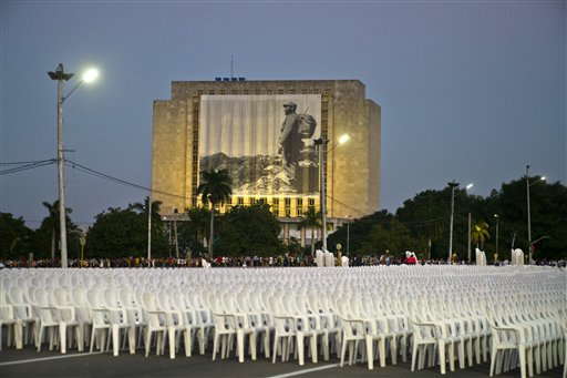 Sillas son ubicadas en la Plaza de la Revolución para un evento en honor del fallecido Fidel Castro en La Habana, Cuba, el lunes 28 de noviembre de 2016. (AP Foto/Ramon Espinosa)