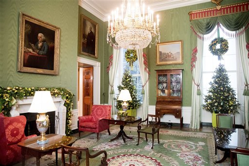 El Salón Verde aparece adornado en la Casa Blanca el martes 29 de noviembre del 2016, durante una presentación previa de la decoración navideña del 2016, el martes 29 de noviembre del 2016, en Washington. (AP Foto/Andrew Harnik)