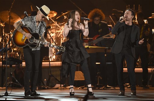 Jesse & Joy cantan "Volver a comenzar" con Fonseca durante la gala en honor a Marc Anthony como Persona del Año, el miércoles 16 de noviembre del 2016 en el MGM Grand Garden Arena en Las Vegas. (Foto por Chris Pizzello/Invision/AP)