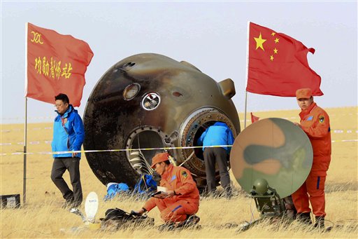 Esta foto provista por la agencia noticiosa Xinhua muestra a trabajadores examinando la cápsula de reingreso de la nave espacial Shenzhou 11, luego que aterrizó en las heladas estepas de Mongolia Interior, en China, el viernes 18 de noviembre del 2016. Un par de astronautas chinos regresaron a la Tierra el viernes, tras pasar un mes en órbita en la estación espacial del país. Esta fue la sexta misión tripulada de China y la más larga hasta la fecha. (Li Gang/Xinhua via AP)
