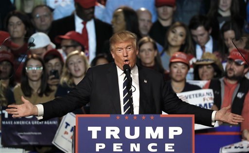 El entonces candidato presidencial republicano Donald Trump en un mitin de campaña en  Grand Rapids, Michigan, el 8 de noviembre del 2016. (AP Photo/Paul Sancya, File)