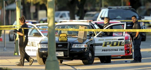 Personal de la policía de San Antonio investiga la escena donde el agente Benjamin Marconi murió baleado, el domingo 20 de noviembre de 2016, en San Antonio. (Edward A. Ornelas/The San Antonio Express-News via AP)