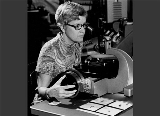 En esta foto de los años 70 y difundida por la Carnegie Institution de Washington, la astrónoma Vera Rubin maneja un instrumento de medición. La astrónoma pionera estadounidense Vera Rubin, quien aportó evidencia firme sobre la existencia de la materia oscura, murió el 25 de diciembre de 2016. Tenía 88 años  (Carnegie Institution of Washington via AP)