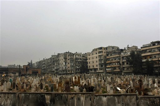 La imagen, distribuida por la agencia de noticias oficial siria, SANA, muestra un cementerio en el este de Alepo, en el norte de Siria, el 13 de diciembre de 2016. (SANA via AP)
