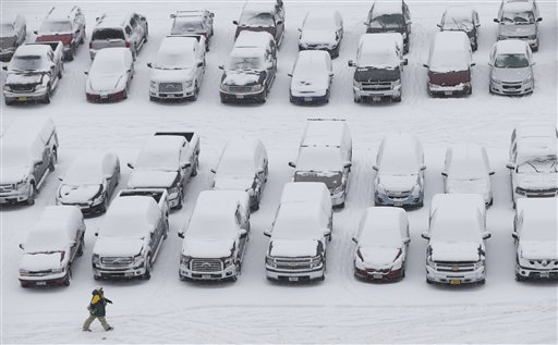 Carros cubiertos de nieve en el estacionamiento del Lambeau Field en Green Bay, Wisconsin, el 11 de diciembre del 2016. (AP Photo/Mike Roemer)