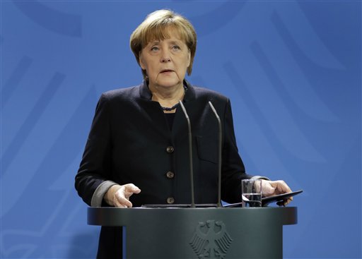 La canciller alemana, Angela Merkel, habla durante una rueda de prensa en la cancillería, en Berlín, Alemania, el martes 20 de diciembre de 2016. (AP Foto/Michael Sohn)