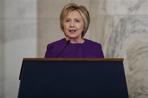 La exsecretaria de Estado de Estados Unidos, Hillary Clinton, interviene en un acto en el Capitolio, el 8 de diciembre de 2016, en Washington. (AP Fhoto/Evan Vucci)