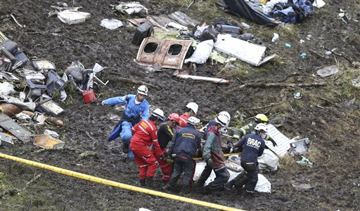 Fotografía de archivo del 29 de noviembre de 2016 de rescatistas recuperando un cadáver entre los restos de un avión desplomado en La Unión, una zona montañosa cerca de Medellín, Colombia. (AP Foto/Fernando Vergara, Archivo)