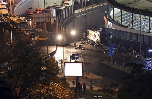 Servicios de rescate trabajan en el lugar donde se produjeron dos explosiones cerca del estadio del club de fútbol Besiktas en Estambul, el sábado 10 de diciembre de 2016. (DHA via AP)