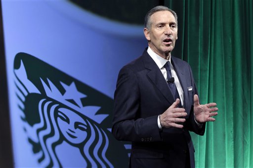 El presidente y gerente general de Starbucks, Howard Schultz habla a los accionistas en Nueva York, miércoles 7 de diciembre de 2016.  (AP Foto/Richard Drew)