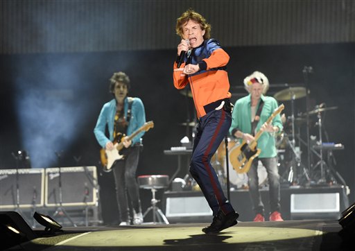 En esta foto del 7 de octubre del 2016, Mick Jagger, en el centro, toca con Ron Wood, a la izquierda, y Keith Richards de los Rolling Stones en el festival de música Desert Trip en Indio, California. Jagger, de 73 años, tuvo a su octavo hijo el jueves 8 de diciembre del 2016 en Nueva York. (Foto por Chris Pizzello/Invision/AP)