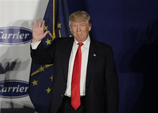 El presidente electo Donald Trump en la fábrica de máquinas de aire acondicionado Carrier Corp en Indianápolis el primero de diciembre del 2016.  (AP Photo/Darron Cummings)