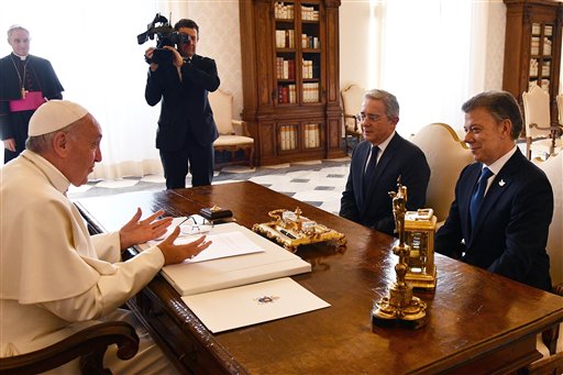 El papa Francisco habla con el presidente de Colombian Juan Manuel Santos (derecha) y el expresidente Alvaro Uribe durante una audiencia en el Vaticano, el 16 de diciembre de 2016. (Vincenzo Pinto /Pool Photo via AP)