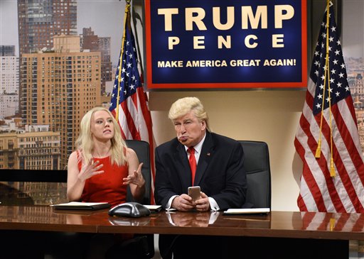 En esta imagen del 3 de diciembre del 2016 difundida por la NBC, Kate McKinnon como Kellyanne Conway y Alec Baldwin como el presidente electo Donald Trump durante una emisión de "Saturday Night Live" en Nueva York. (Will Heath/NBC vía AP)