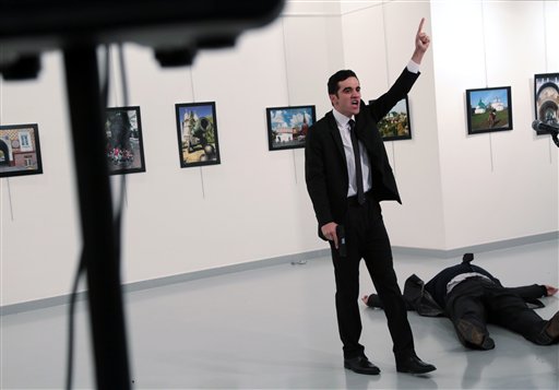 Un hombre identificado como Mevlut Mert Altintas exclama tras disparar a Andrei Karlov, embajador ruso ante Turquía, en una exposición de fotografía en Ankara, Turquía, el lunes 19 de diciembre de 2016.  (AP Foto/Burhan Ozbilici)