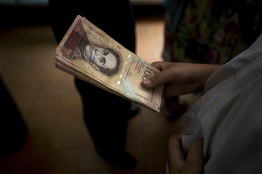 venezolanos are rushing to spend their 100-bolivar notes después de a surprise announcement then ely will be taken out de circulación this semana. el presidente Nicolas Maduro dijo on el domingo that his gobierno would be pulling the bills to stop the "mafias" who smuggle contraband on the Colombian border.