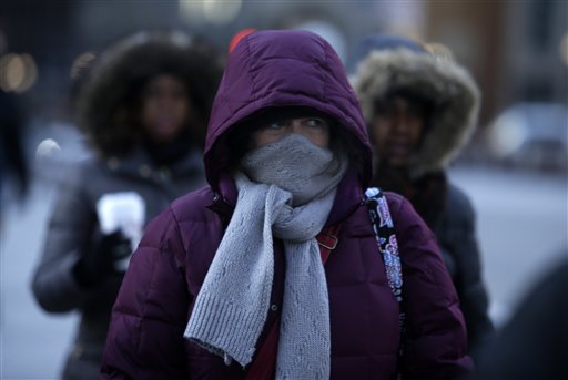 Personas camionan abrigadas hacia sus trabajos el jueves, 15 de diciembre del 2016, en Chicago. Temperaturas peligrosamente frías azotaban el centro y el nordeste de Estados Unidos, antes de una tormenta que se espera arrpoje nieve y lluvia helada en los próximios días. (AP Foto/Kiichiro Sato)