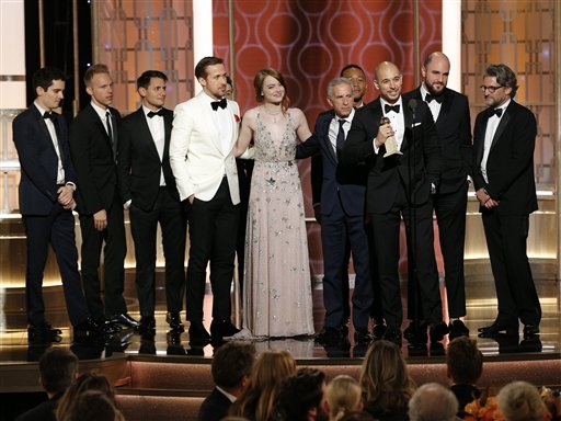 En esta imagen difundida por la NBC, el elenco y equipo de "La La Land" recibe el Globo de Oro a la mejor película musical o de comedia, el domingo 8 de enero del 2017 en Beverly Hills, California. (Paul Drinkwater/NBC vía AP)