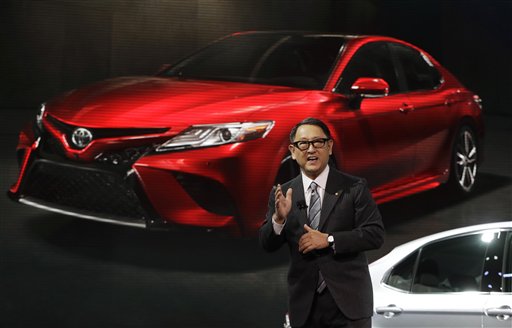 El presidente de Toyota, Akio Toyoda, presenta el Camry 2018 en el Salón Internacional del Auto de Norteamérica el lunes 9 de enero de 2017 en Detroit. (AP Foto/Carlos Osorio)
