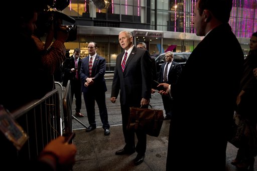 Vicepresidente electo Mike Pence habla a la prensa al arribar a la Torre Trump, Nueva York, 3 de enero de 2017. (AP Foto/Andrew Harnik)