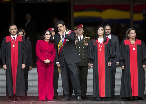 El presidente de Venezuela, Nicolás Maduro, habla con la primera dama Cilia Flores al llegar al Tribunal Supremo de Justicia antes de que Maduro entregara su informe anual de gestión el domingo 15 de enero de 2017, en Caracas. (AP Foto/Ariana Cubillos)