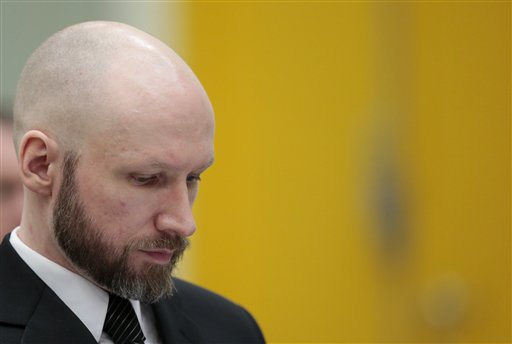Anders Behring Breivik arriba a la corte de apelaciones en la prisión de Telemark en Sk,ein, Noruega, 10 de junio de 2017. El asesino noruego  Breivik dijo a la corte el jueves 12 de enero de 2017 que el aislamiento en la prisión le causó gravve daño y lo radicalizó. (Lise Aaserud/NTB Scanpix via AP)