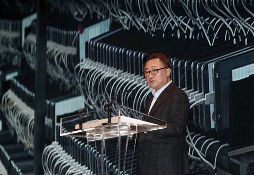 El presidente de la división de celulares de Samsung Electronics, Koh Dong-jin, durante una conferencia de prensa en la sede de la firma en Seúl, Corea del Sur, el 23 de enero de 2017. Problemas con el diseño y la fabricación de las baterías de sus smartphones Galaxy Note 7 hicieron que se sobrecalentaran y ardieran, explicó el gigante tecnológico surcoreano. (Choi Jae-koo/Yonhap via AP)