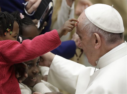 El papa Francisco acaricia a un niño durante la audiencia general semanal en el Vaticano, el 4 de enero de 2017. (AP Foto/Andrew Medichini)