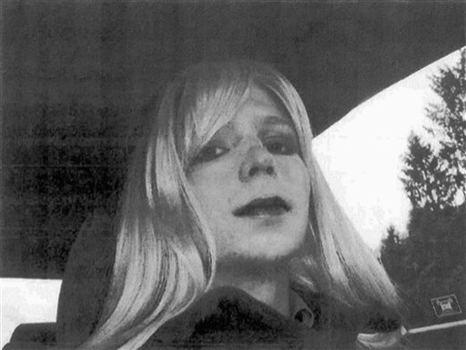 ARCHIVO - En esta fotografía sin fecha proporcionada por el ejército estadounidense, la soldado Chelsea Manning posa para una fotografía mientras porta una peluca y lapiz labial. El martes 17 de enero de 2017, el presidente Barack Obama conmutó la sentencia de Manning, que filtró documentos secretos del ejército y cumple una condena de 35 años de cárcel. (Ejército de Estados Unidos vía AP, archivo)