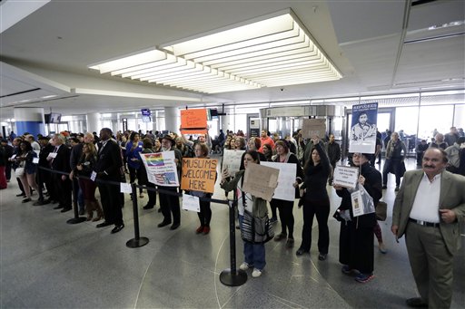 Manifestantes sostienen carteles en el aeropuerto internacional de San Francisco para protestar contra la orden ejecutiva del presidente de Estados Unidos, Donald Trump, que prohíbe la entrada de ciudadanos de siete países de mayoría musulmana en Estados Unidos, el 30 de enero de 2017, en San Francisco. (AP Foto/Marcio José Sánchez)