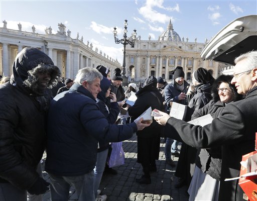 Monjas distribuyen comida y bebida a desamparados en la plaza de San Pedro, en el Vaticano, el viernes, 6 de enero del 2016. (AP Foto/Andrew Medichini)