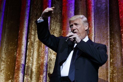 Presidente electo Donald Trump habla en una cena de gala en Washington, 17 de enero de 2017. Trump dice que seguirá tuiteando porque es la única manera que tiene de "contrarrestar" la "prensa deshonesta". (AP Foto/Evan Vucci)