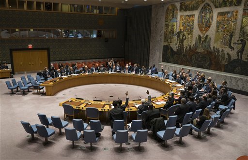Miembros del Consejo de Seguridad de Naciones Unidas votan en las oficinas generales del organismo en Nueva York, el sábado 31 de diciembre de 2016, para aprobar una resolución en apoyo a los esfuerzos de Rusia y Turquía para poner fin a la violencia en Siria y promover las negociaciones de paz. (AP Foto/Craig Ruttle)
