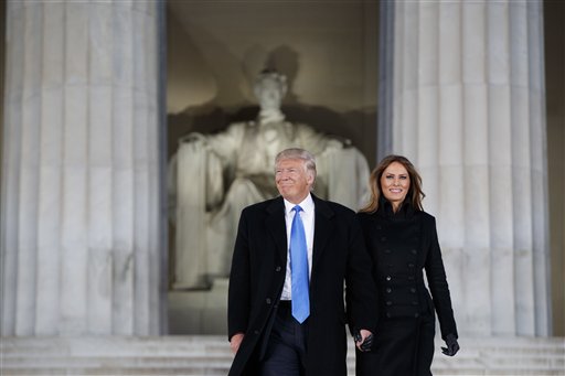 Presidente electo Donald Trump y su esposa Melania Trump arriban al concierto frente al monumento a Lincoln en Washington, 19 de enero de 2017, en la víspera de su investidura. (AP Foto/Evan Vucci)