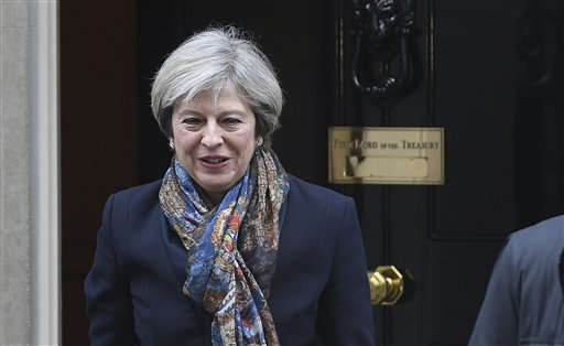 La primera ministra británica Theresa May sale de sus oficinas en el número 10 de Downing Street, en Londres, el martes 24 de enero de 2017. (Victoria Jones/PA vía AP)
