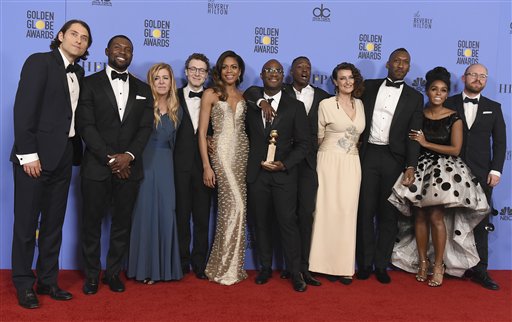 El elenco y equipo de "Moonlight" posa en la sala de prensa tras ganar Globo de Oro a la mejor película de drama, el domingo 8 de enero del 2017 en Beverly Hills, California. (Foto por Jordan Strauss/Invision/AP)