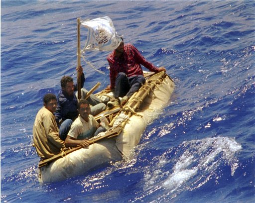 ARCHIVO - En esta imagen del 26 de agosto de 1994, refugiados cubanos flotando en el mar 60 millas al sur de Cayo Hueso, en Florida, Estados Unidos. FILE - In this Aug. 26, 1994 file photo, Cuban refugees float in seas, 60 miles south of Key West, Fla. President Barack Obama announced Thursday, Jan. 12, 2017, he is ending a longstanding immigration policy that allows any Cuban who makes it to U.S. soil to stay and become a legal resident. Obama said in a statement. "By taking this step, we are treating Cuban migrants the same way we treat migrants from other countries. (AP Photo/Dave Martin, File)
