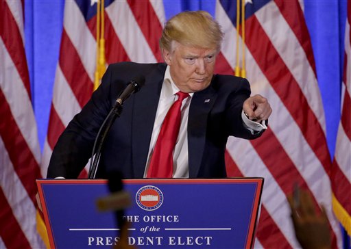 El presidente electo Donald Trump apunta a un periodista para aceptar sus preguntas durante una conferencia de prensa el miércoles 11 de enero de 2017, en Nueva York. (AP Foto/Seth Wenig)