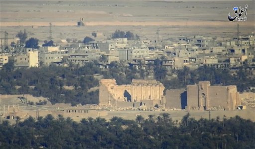 ARCHIVO - En esta imagen de archivo del 11 de diciembre de 2016, una escena extraída de un video difundido por la agencia de noticias Aamaq, brazo mediático del grupo Extremo Islámico,  parece mostrar las ruinas de la ciudad antigua de Palmira, en la provincia de Homs, Siria. (Video de milicianos via AP, Archivo)