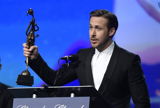 El actor Ryan Gosling acepta el premio Vanguard por la película "La La Land" en la 28va edición del Palm Springs International Film Festival, el 2 de enero de 2017, en Palm Springs, California. (Foto de Chris Pizzello/Invision/AP)