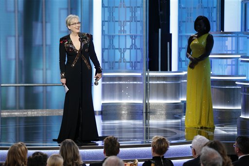 En esta imagen difundida por la NBC, Meryl Streep, junto a la presentadora Viola Davis, recibe el Premio Cecil B. DeMille a la trayectoria durante la ceremonia de los Globos de Oro, el domingo 8 de enero del 2017. (Paul Drinkwater/NBC vía AP)