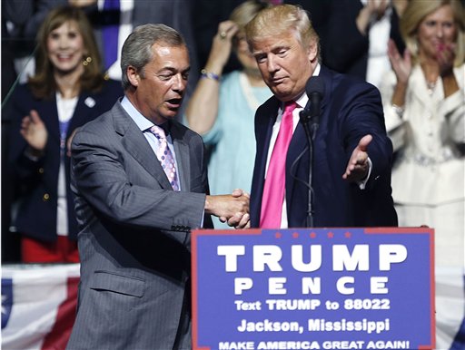 ARCHIVO - En esta foto del 24 de agosto del 20126, el candidato presidencial republicano Donald Trump, derecha, saluda al politico británico Nigel Farage, en un acto de campaña en Jackson, Mississippi. Farage dice que asistiirá a la toma de posesión de Trump el 20 de enero.  (AP Foto/Gerald Herbert)