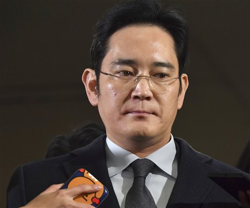 En esta imagen del 13 de febrero, Lee Jae-yong, vicepresidente de Samsung Electronics, llega a un interrogatorio como sospechoso de un escándalo de corrupción en la oficina del consejo independiente en Seúl. Una corte de Corea del Sur aprobó el viernes 17 de febrero el arresto del multimillonario heredero de Samsung, acusado de soborno y otros cargos relacionados a un enorme escándalo de corrupción, un sorprendente declive para el heredero de la familia más rica del país. (Jung Yeon-Je/Pool Photo via AP)