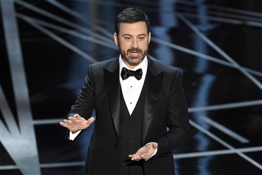 El presentador de la gala de los Oscar, Jimmy Kimmel, en un momento de la ceremonia, el 26 de febrero de 2017, en el Dolby Theatre de Los Ángeles. (Foto de Chris Pizzello/Invision/AP)