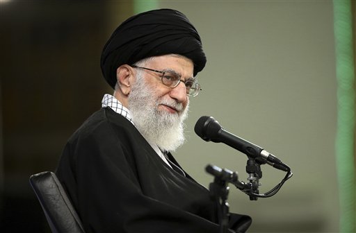 Fotografía difundida por una página oficial del máximo lider religioso de Irán, el ayatolá Ali Jamenei durante una reunión con comandantes de la Fuerza Aérea en Teherán, Irán, el martes 7 de febrero de 2017. (Oficina del máximo lider religioso de Irán vía AP)