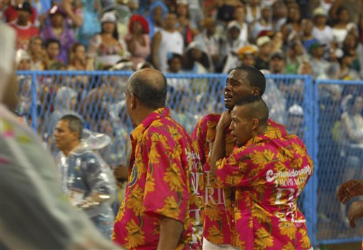 Miembros de la escuela de samba Paraiso de Tuiuti reaccionan tras el accidente de una de sus carrozas durante su desfile por el Sambódromo en el Carnaval de Río de Janeiro, en Brasil, el 26 de febrero de 2017. El siniestro dejó varios heridos, incluyendo espectadores y periodistas. (AP Foto/Carlos Junior)