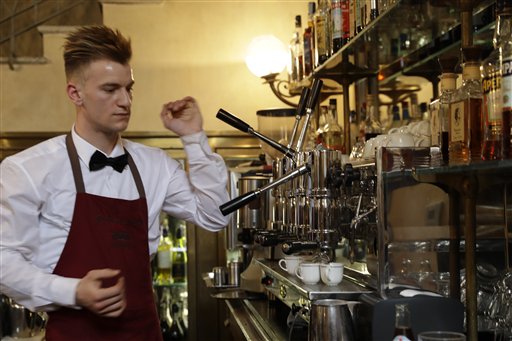 Un barista prepara un espresso en un bar del centro de Milán el 27 de febrero del 2017. Starbucks cree que, después de ganar adeptos en todo el mundo a lo largo de tres décadas, está finalmente listo para tratar de conquistar el mercado italiano, en el que todavía no ha incursionado. (AP Photo/Luca Bruno)